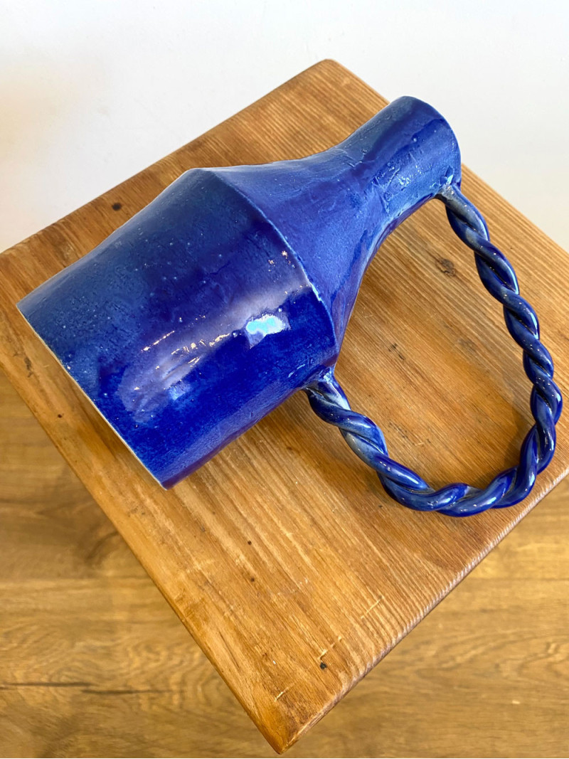 Vase anse torsadé bleu