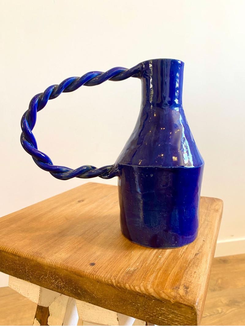 Vase anse torsadé bleu