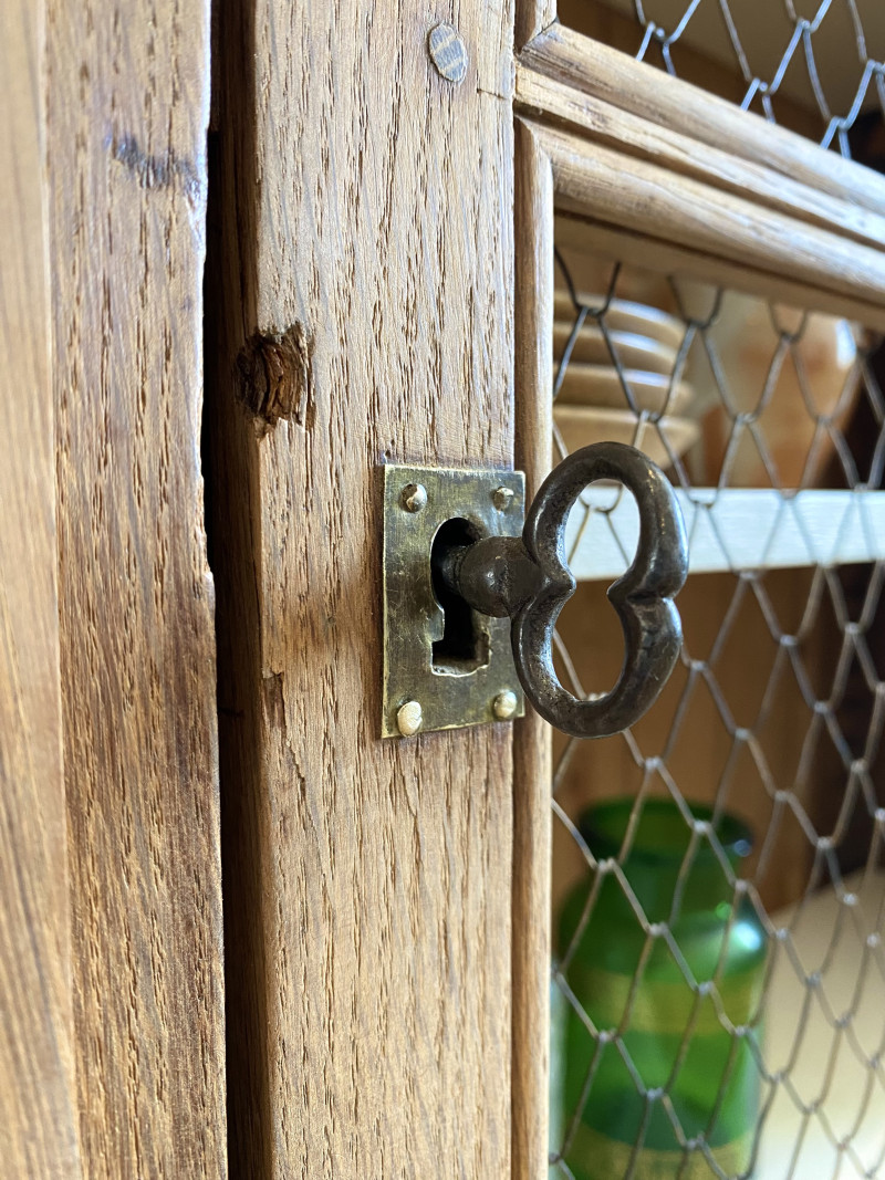 Vaisselier porte grillagée