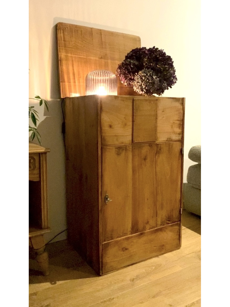 Joli confiturier pouvant servir de meuble bar, meuble déco & rangement